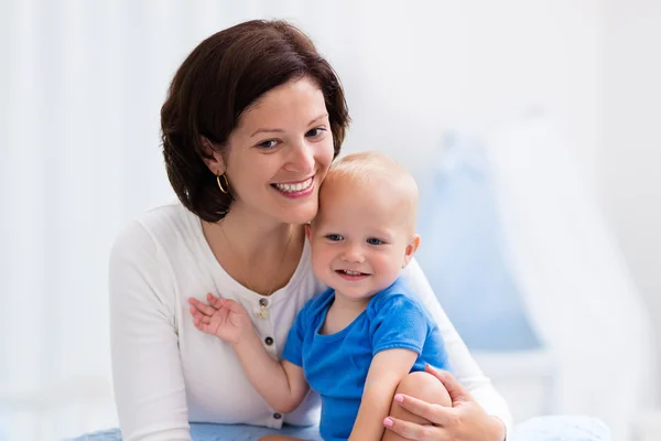 Mère et bébé sur table à langer — Photo