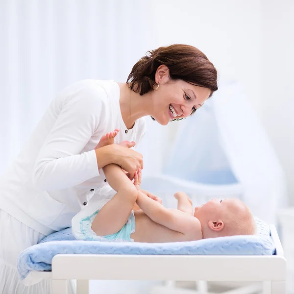 Mother and baby on changing table — Stock Photo, Image