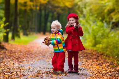 sonbahar parkta oynayan çocuklar