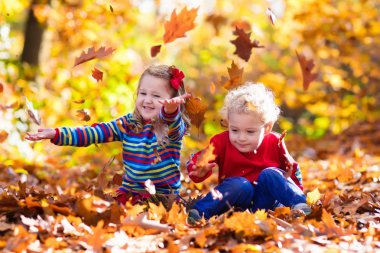 sonbahar parkta oynayan çocuklar