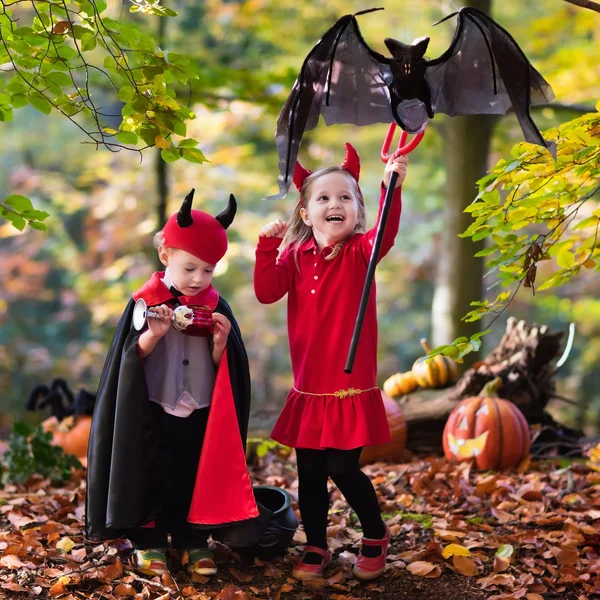 Barn på Halloween Bus eller godis — Stockfoto