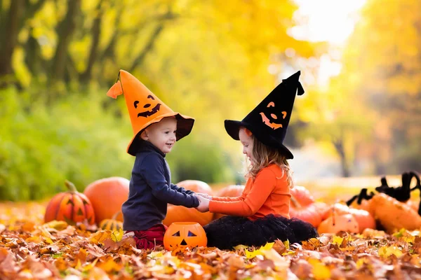 Děti s dýně na Halloween — Stock fotografie