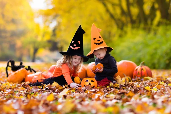 A gyerekek a Halloween pumpkins-szal — Stock Fotó