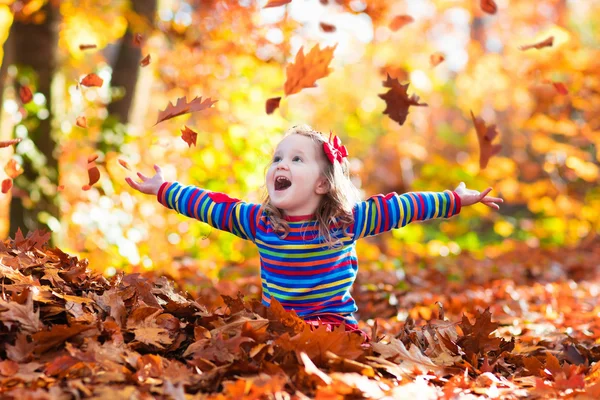 Niña en el parque de otoño — Foto de Stock