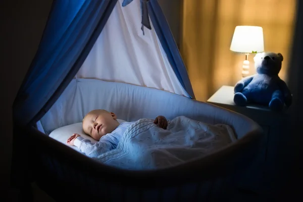 Babyjongen slapen 's nachts — Stockfoto