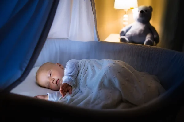 Baby boy sova på natten — Stockfoto