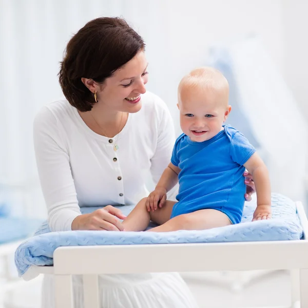 Mãe e bebê em mudança de mesa — Fotografia de Stock