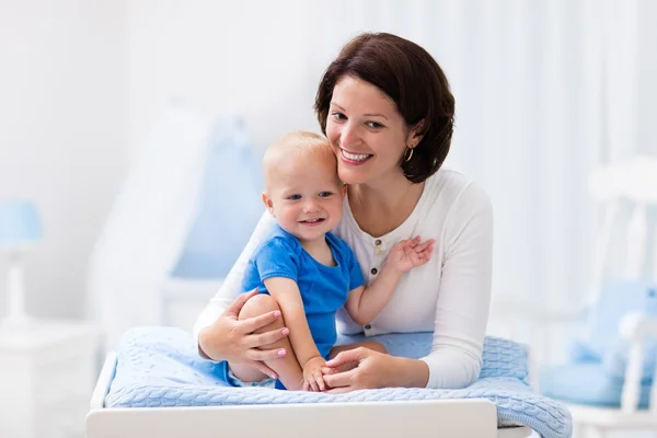 Mother and baby on changing table — Stock Photo, Image