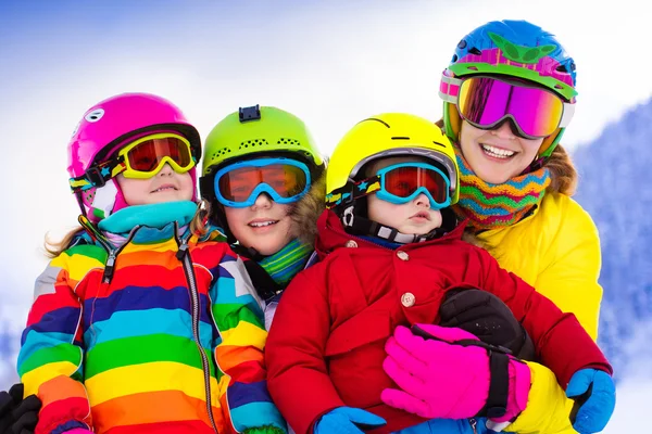 有孩子的家庭在冬天滑雪假期 — 图库照片