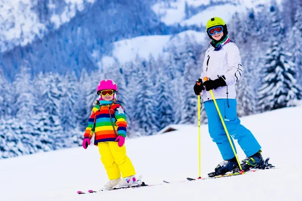 Kinder beim Skifahren in den Bergen — Stockfoto