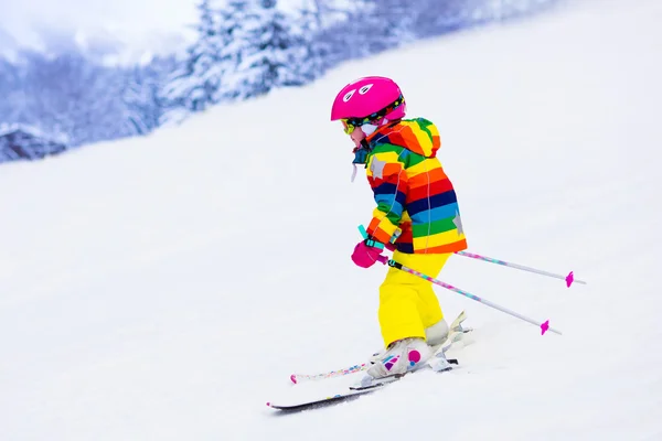 Ragazzina sciare in montagna — Foto Stock