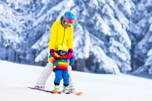 Anne ve küçük çocuk öğrenme kayak için — Stok fotoğraf