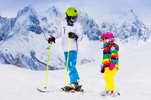 Barn skidor i bergen — Stockfoto