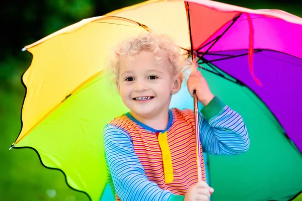 Petit garçon jouant dans un parc d'été pluvieux — Photo