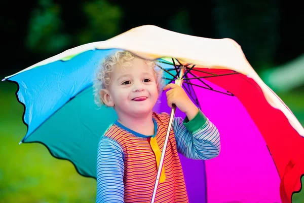 Mały chłopiec gra w deszczowe lato Park — Zdjęcie stockowe