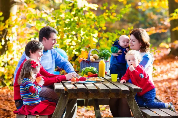 Family having picnic in autumn — Stock Photo, Image