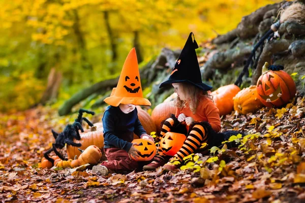 Crianças com abóboras no Halloween — Fotografia de Stock