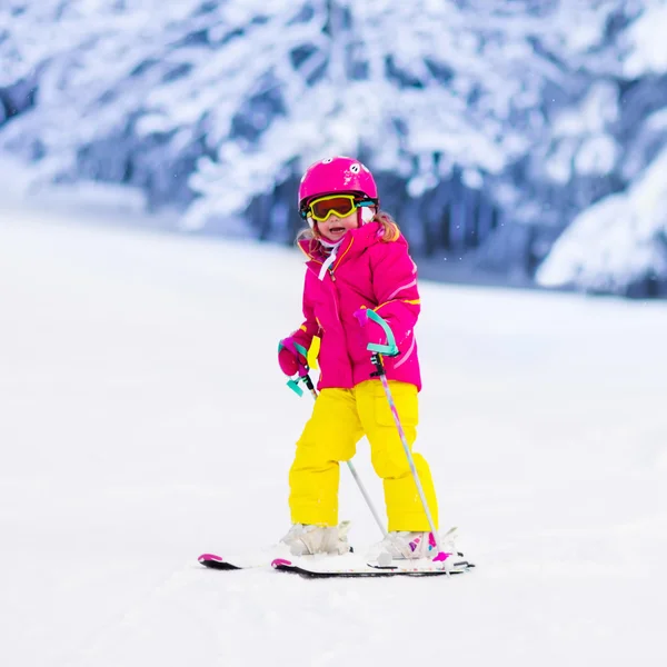 Dziewczynka na nartach w górach — Zdjęcie stockowe