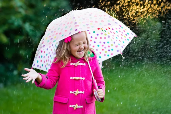 Dziewczynka z parasolem w deszczu — Zdjęcie stockowe