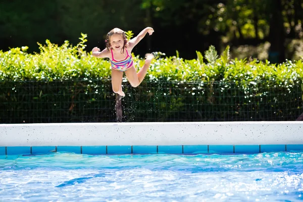 Menina pulando na piscina — Fotografia de Stock