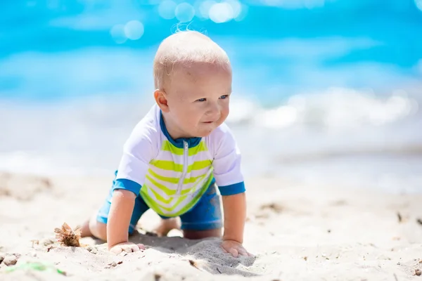 Babyjongen op tropisch strand — Stockfoto