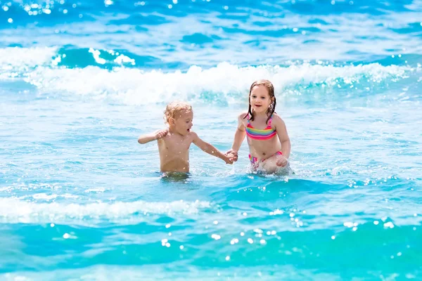 美しいビーチで遊ぶ子供たち — ストック写真