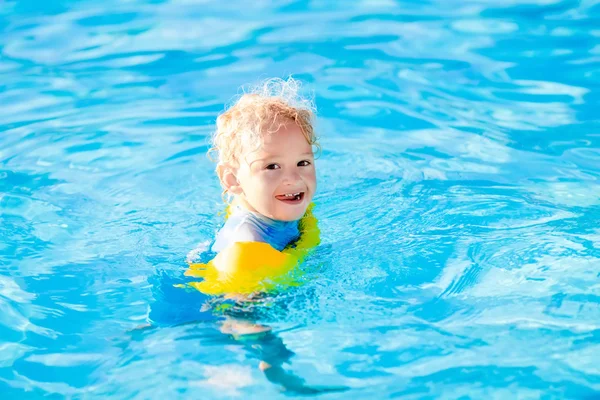 Litet barn i poolen — Stockfoto