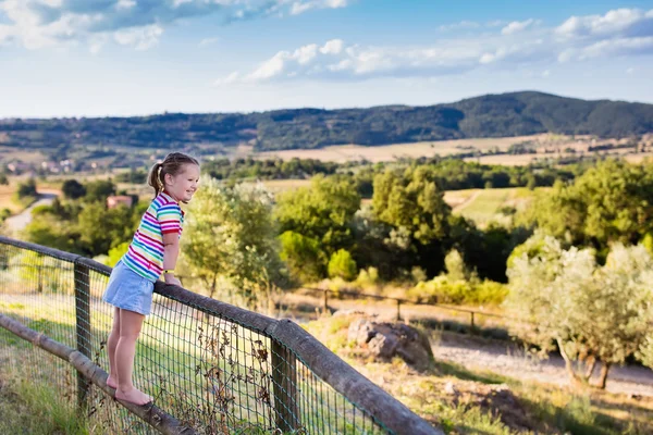 Liten flicka titta på landskapet i Italien — Stockfoto