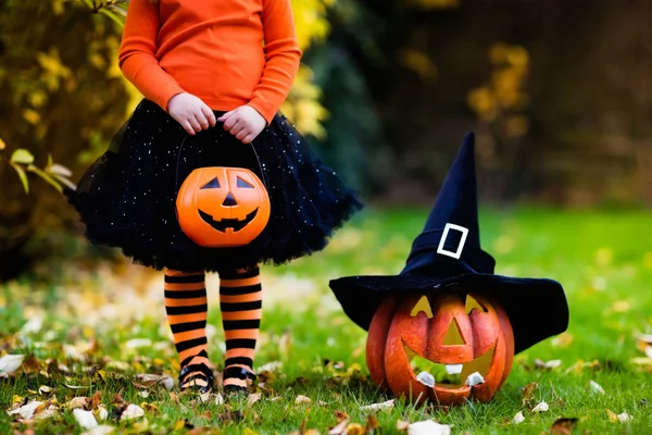 Klein meisje met plezier op Halloween trick or Treat — Stockfoto