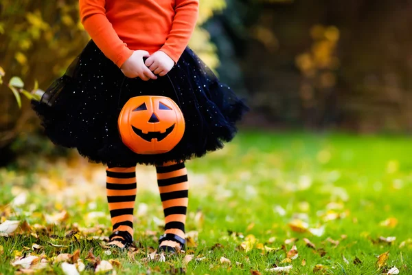 Маленькая девочка веселится на Хэллоуин трюк или удовольствие — стоковое фото