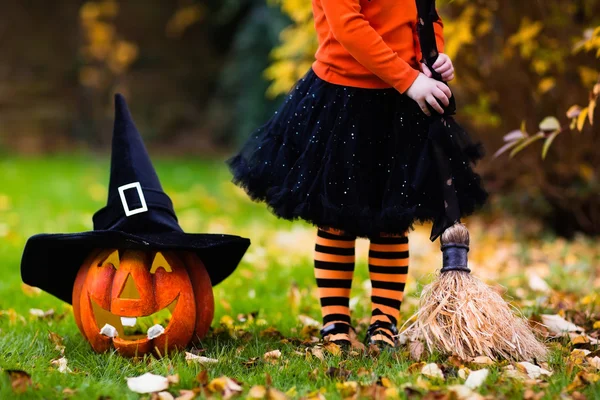 Kislány szórakozik a Halloween fogás vagy élvezet — Stock Fotó