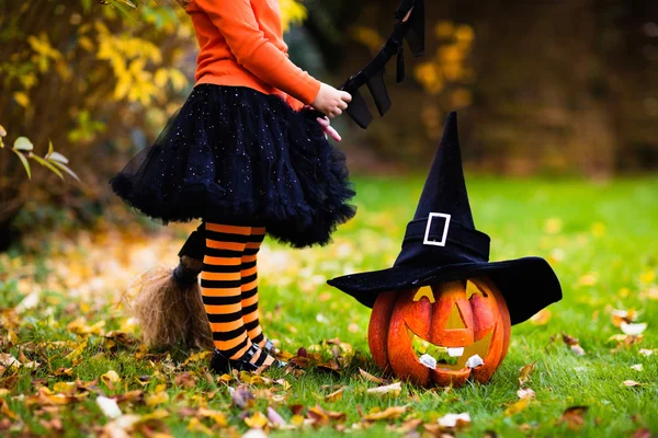 Klein meisje met plezier op Halloween trick or Treat — Stockfoto