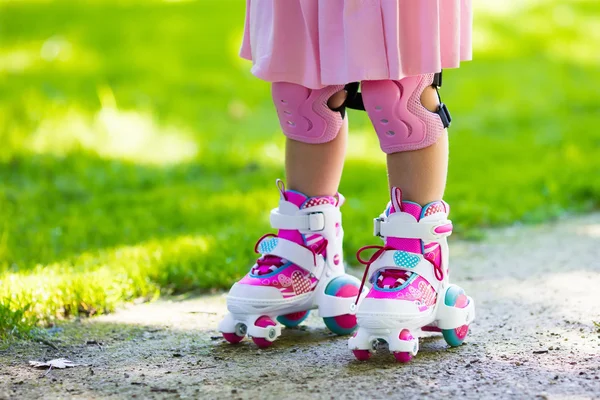 Niña con zapatos de patín en un parque — Foto de Stock