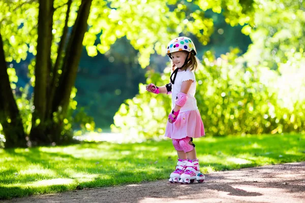 Κοριτσάκι με roller skate παπούτσια σε ένα πάρκο — Φωτογραφία Αρχείου