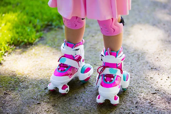 Kislány a görkorcsolya cipők egy parkban — Stock Fotó