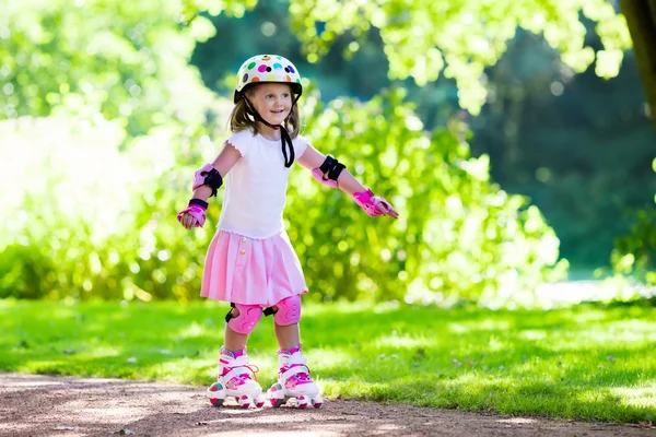 Niña con zapatos de patín en un parque — Foto de Stock