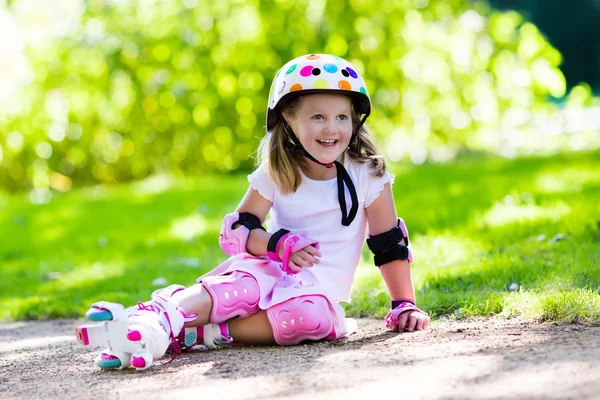 Menina com sapatos de patins em um parque — Fotografia de Stock