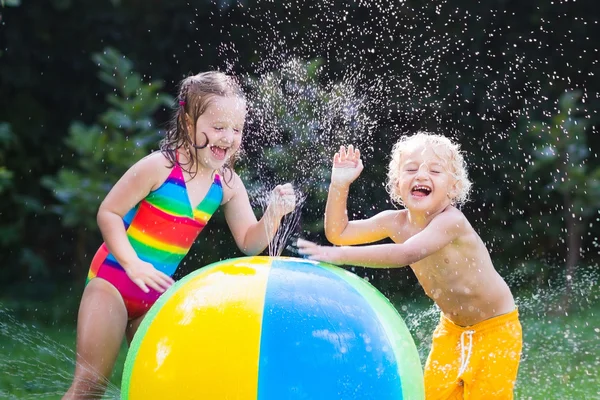 Su topu oyuncakla oynayan çocuklar — Stok fotoğraf