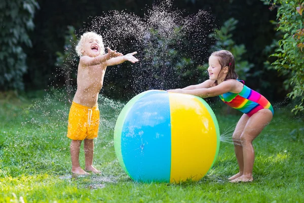 Niños jugando con el juguete de la bola de agua —  Fotos de Stock