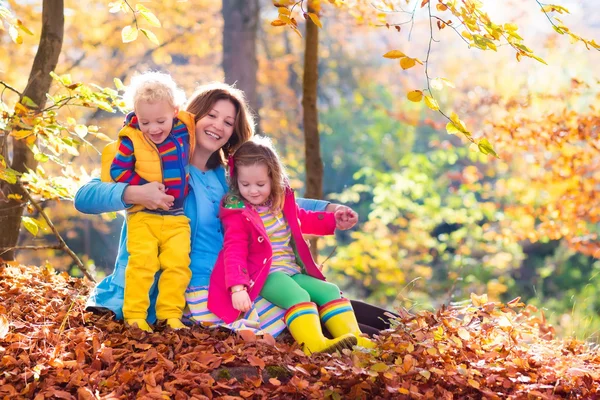 Anne ve çocuklar sonbahar Park — Stok fotoğraf