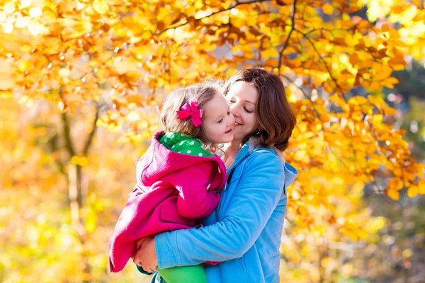 Mère et enfant dans le parc d'automne — Photo