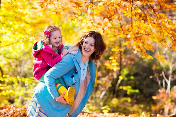 Mère et enfant dans le parc d'automne — Photo