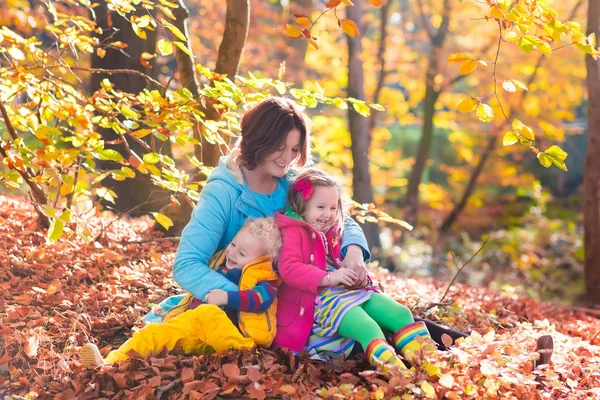 Η μητέρα και τα παιδιά στο πάρκο φθινόπωρο — Φωτογραφία Αρχείου