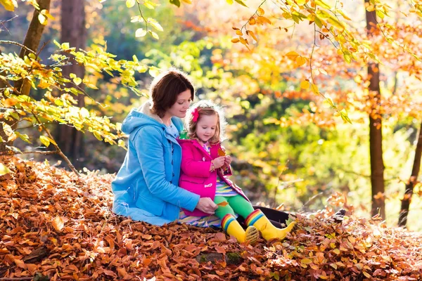 Matka a dítě v podzimním parku — Stock fotografie