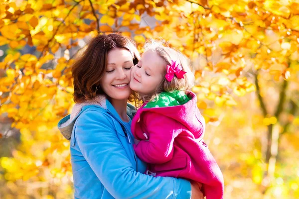Matka a dítě v podzimním parku — Stock fotografie