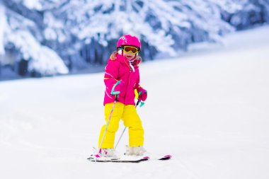 Küçük kız dağlarda Kayak