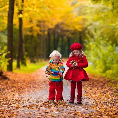 sonbahar parkta oynayan çocuklar