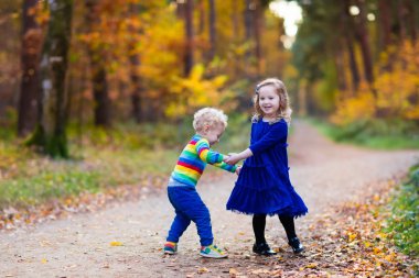 sonbahar parkta oynayan çocuklar