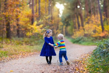 sonbahar parkta oynayan çocuklar