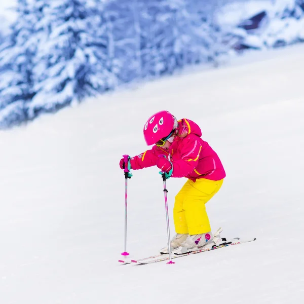 Meisje skiën in de bergen — Stockfoto